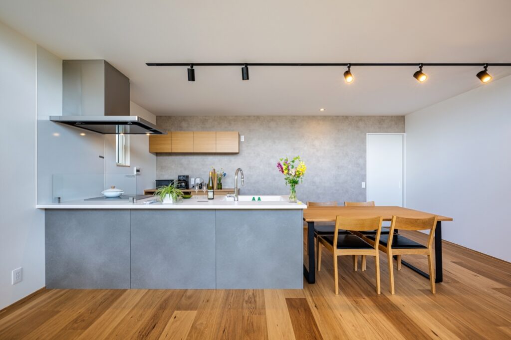 グレーでまとめたダイニングキッチン