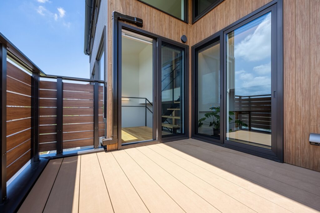 中二階にある4.5畳のデッキテラス。遊歩道からの視線を気にせずプライベートな空間に