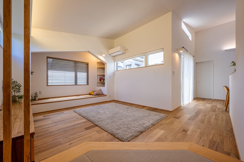 リビングからダイニングへ向かって高くなっていく、のびやかな勾配天井