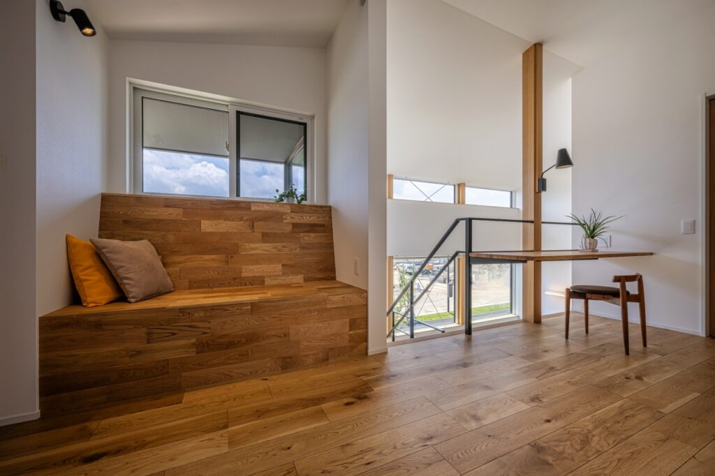 2Fホールには共有カウンターと造作のベンチ