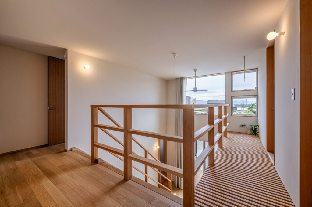 丁寧に造られた格子の通路は、風と光を1Fに届ける