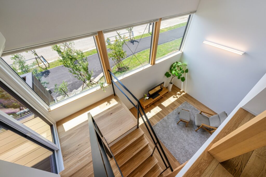 二階から遊歩道の緑を眺める