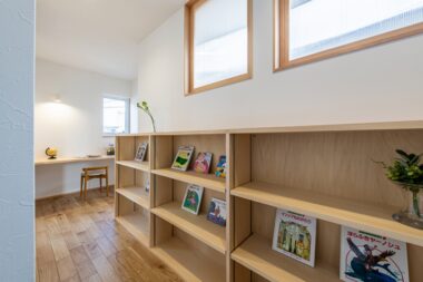 2階ホールの本棚