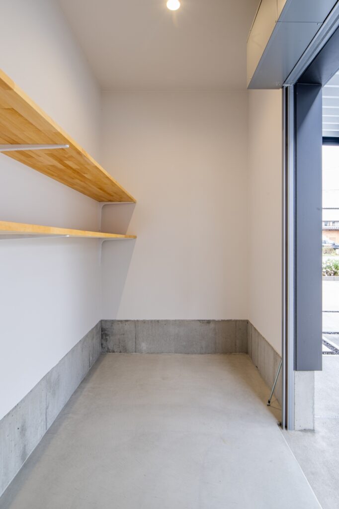 バイクや自転車、工具もしまえるシャッター付外収納