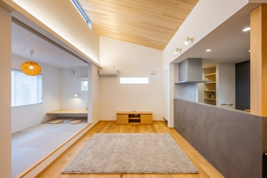 アガチスの羽目板で仕上げた勾配天井のLDK