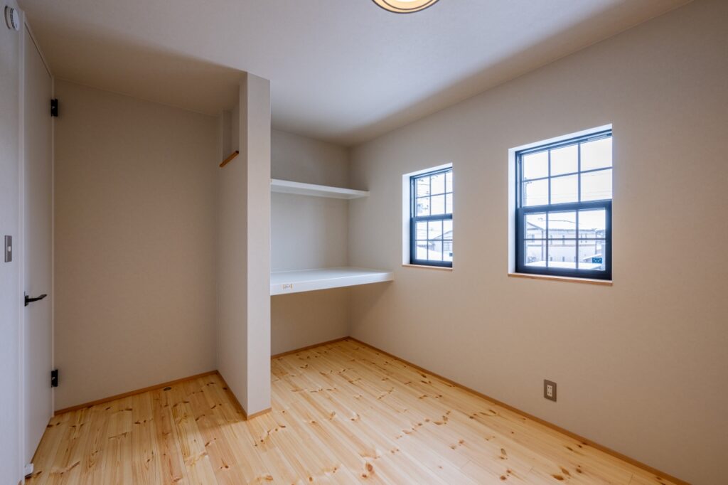 布団等出し入れしやすいようオープンな収納つきの寝室