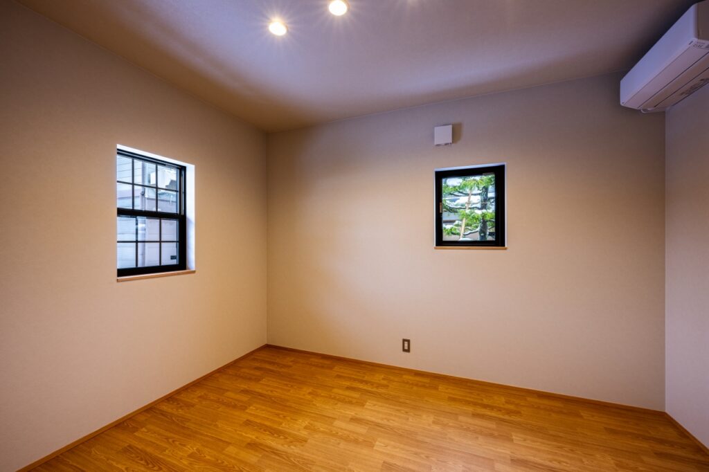 様々な器具を使用しても傷がつきにくいよう、店舗用の床材を敷いたトレーニングルーム