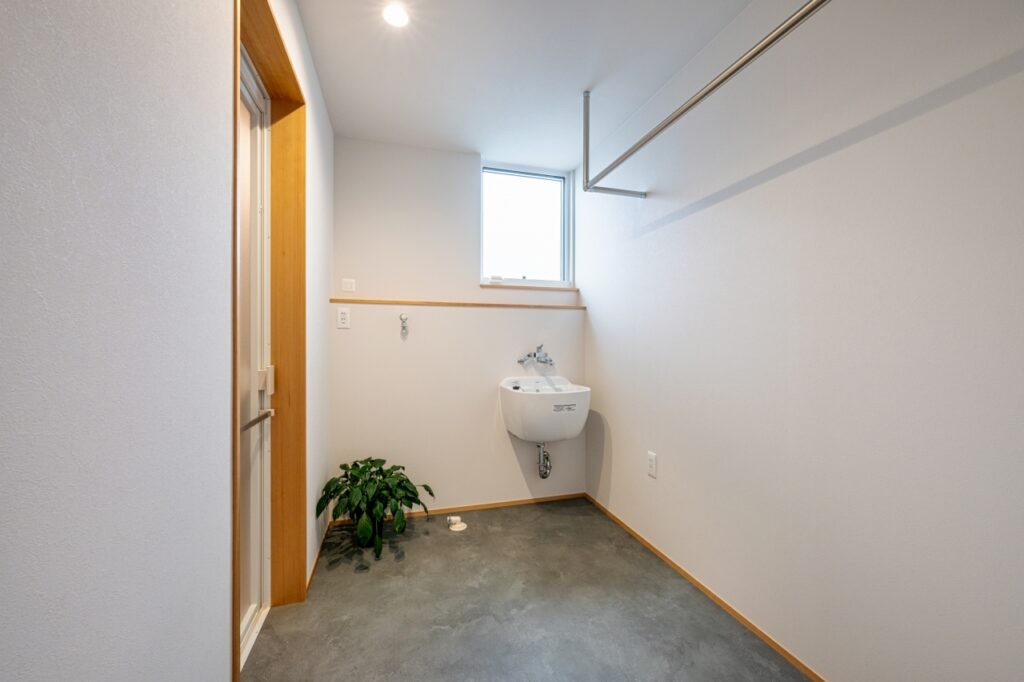 スロップシンク完備の脱衣兼ランドリールーム