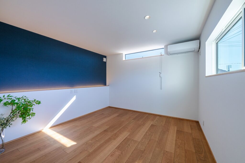 アクセントクロスのある寝室