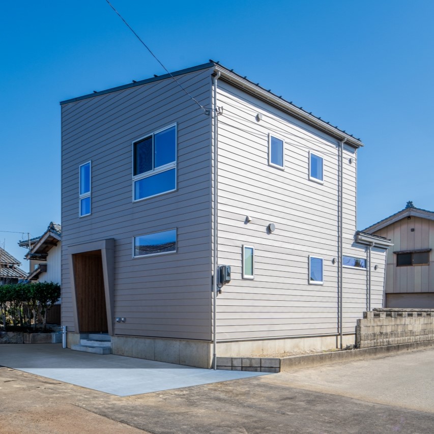 シルバーブラウンの落ち着きのある外観