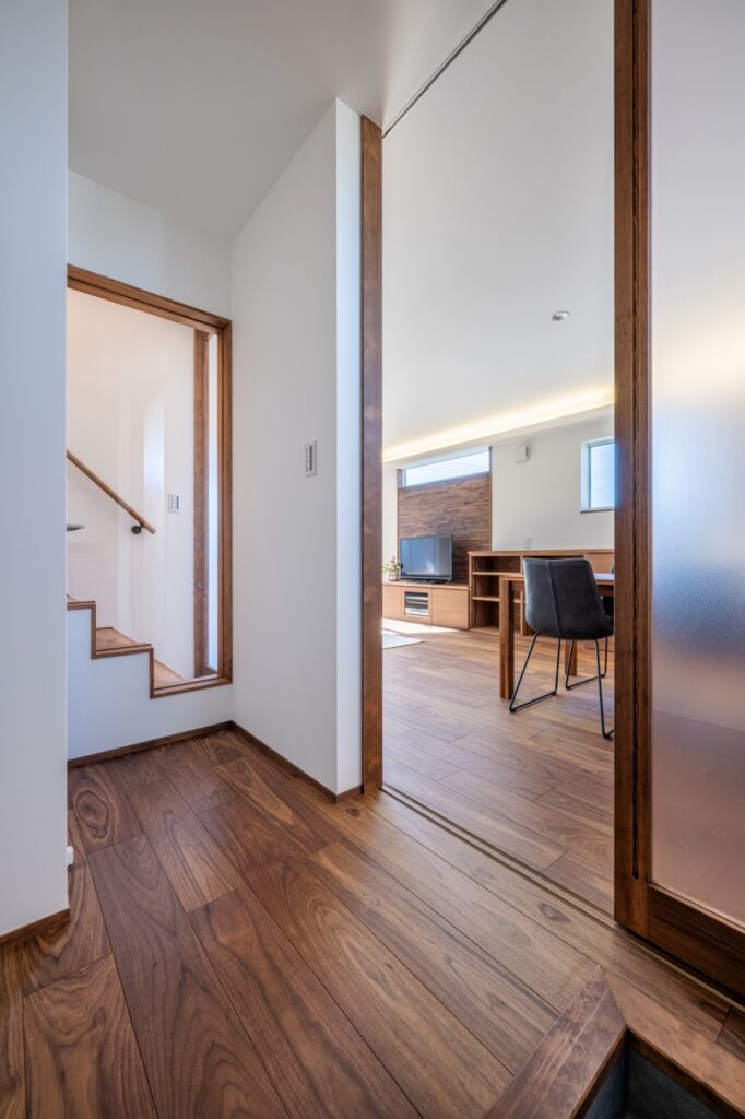 玄関からリビングを見る