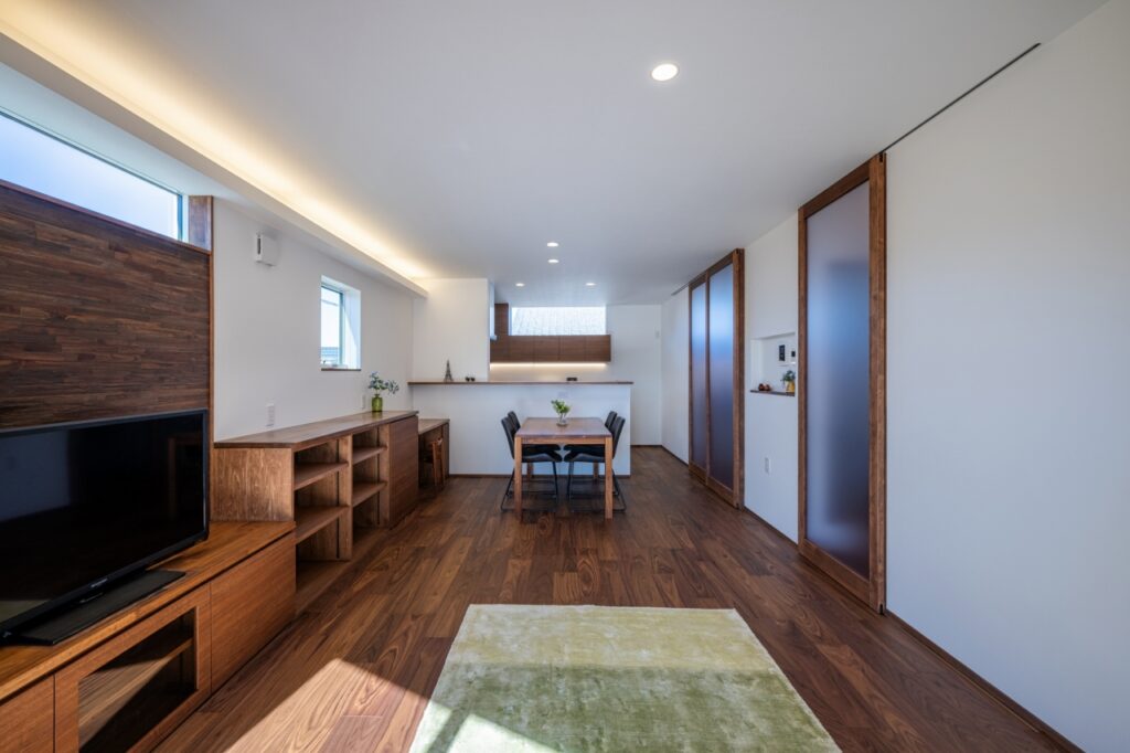 天井を照らす間接照明により空間の広がりを演出したLDK