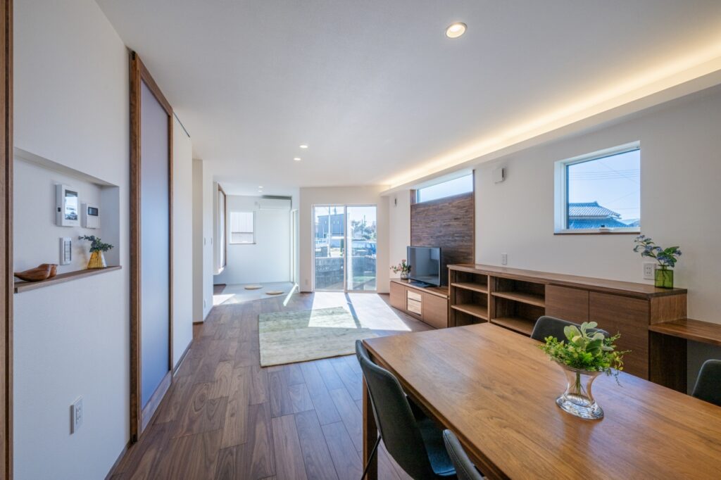 角度をつけ真南に配置した掃き出し窓からLDKに光が伸びる