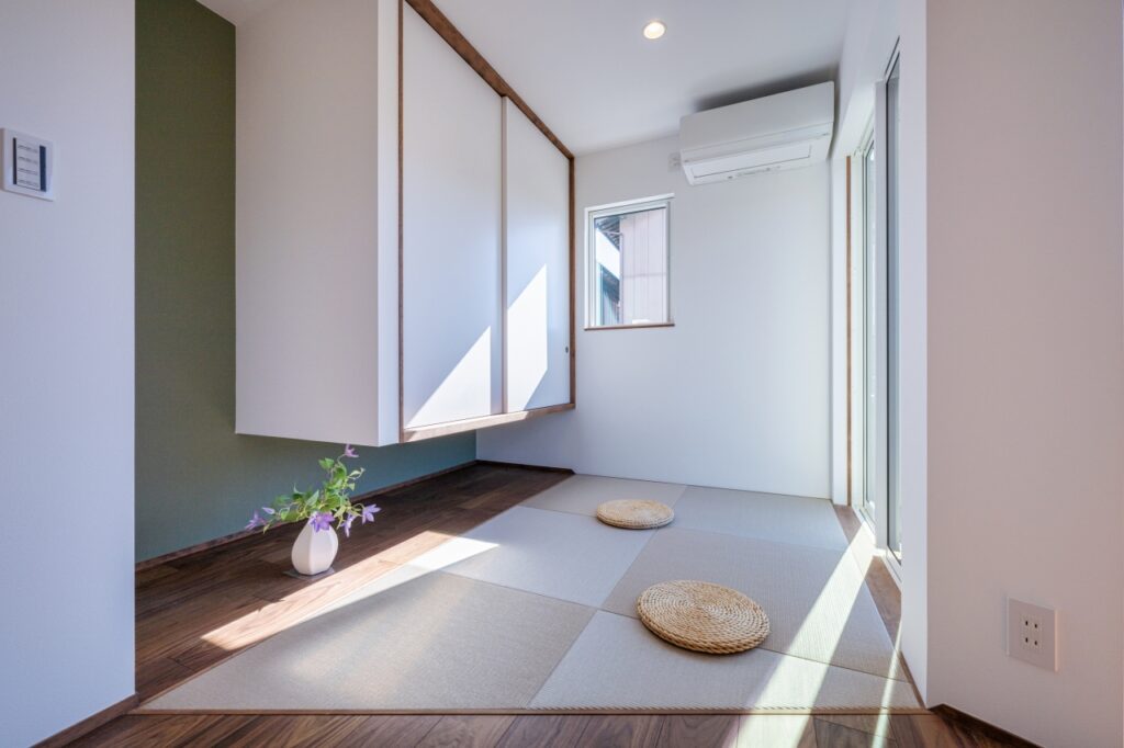 LDKとつながる2.5畳のタタミスペースと収納