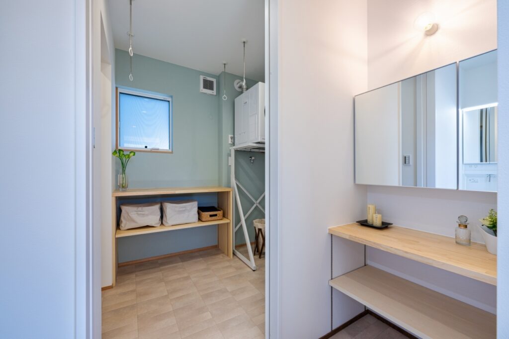 鏡とカウンターを設置した独立のお化粧コーナー