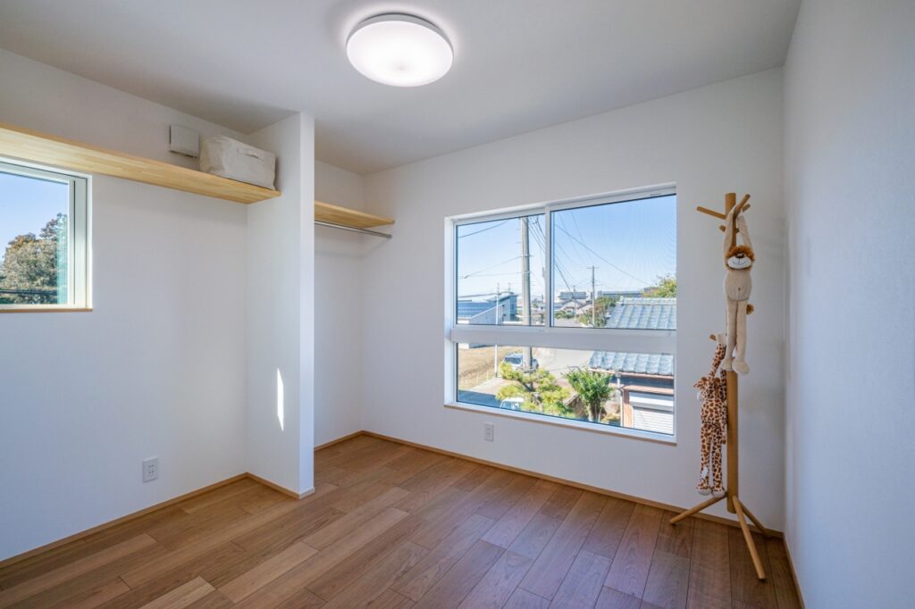 ファサードに設けた大きな窓からは遠くまで伸びる道が見え、開放感を感じられる