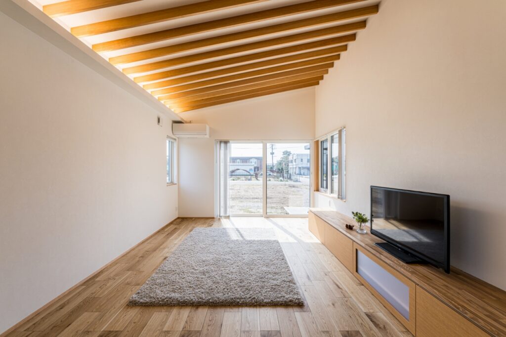 木製ルーバーと間接照明のリビング