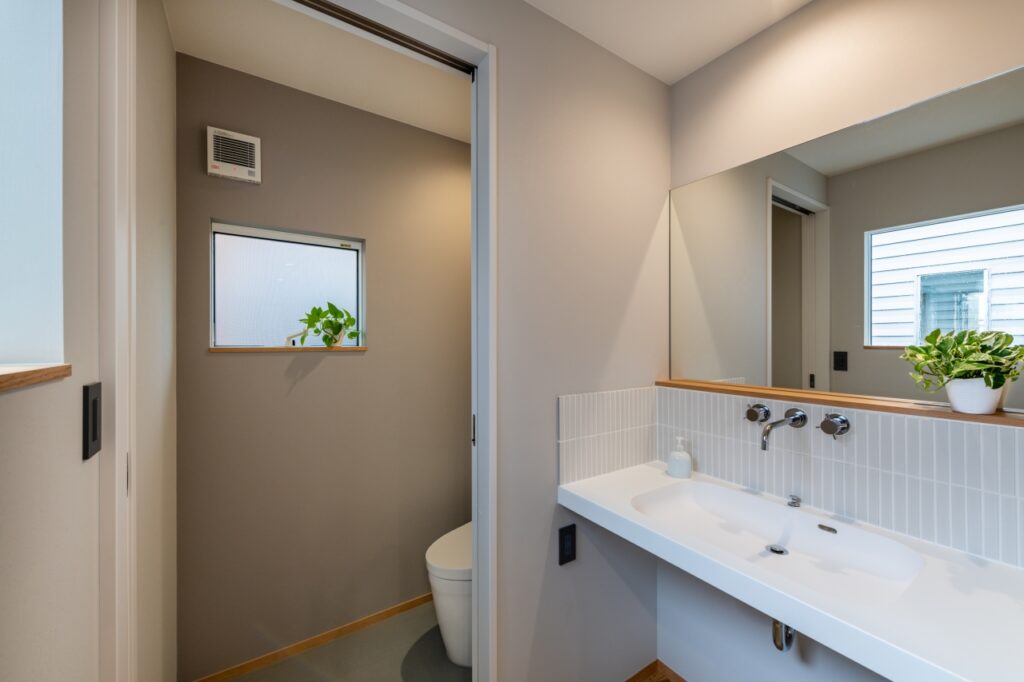 造作洗面化粧台とWC