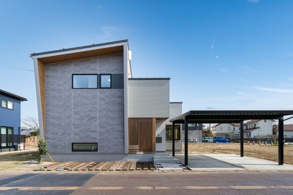 袖壁やルーバーの木目が外観のアクセント