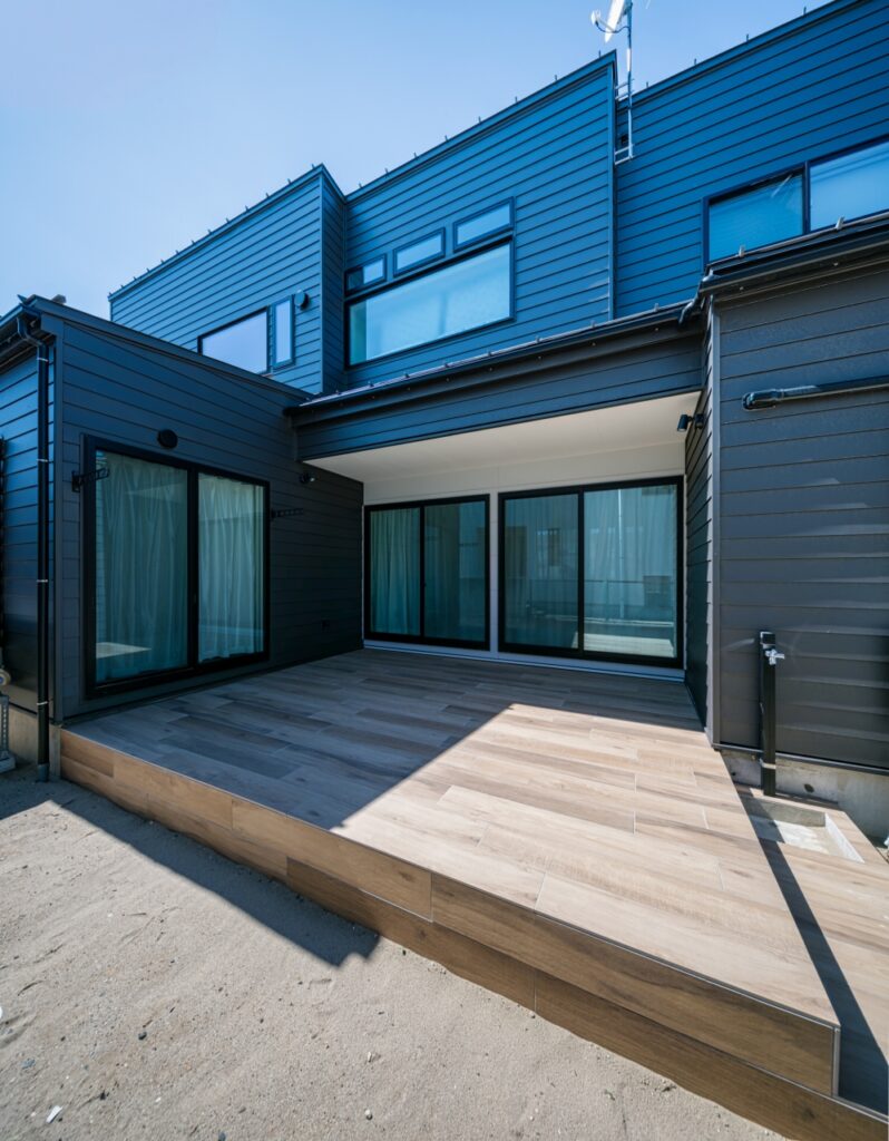 10畳の木目調タイルテラス