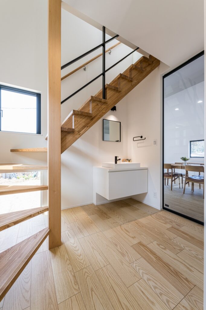 ストリップ階段とスチール手摺で軽やかな玄関ホール