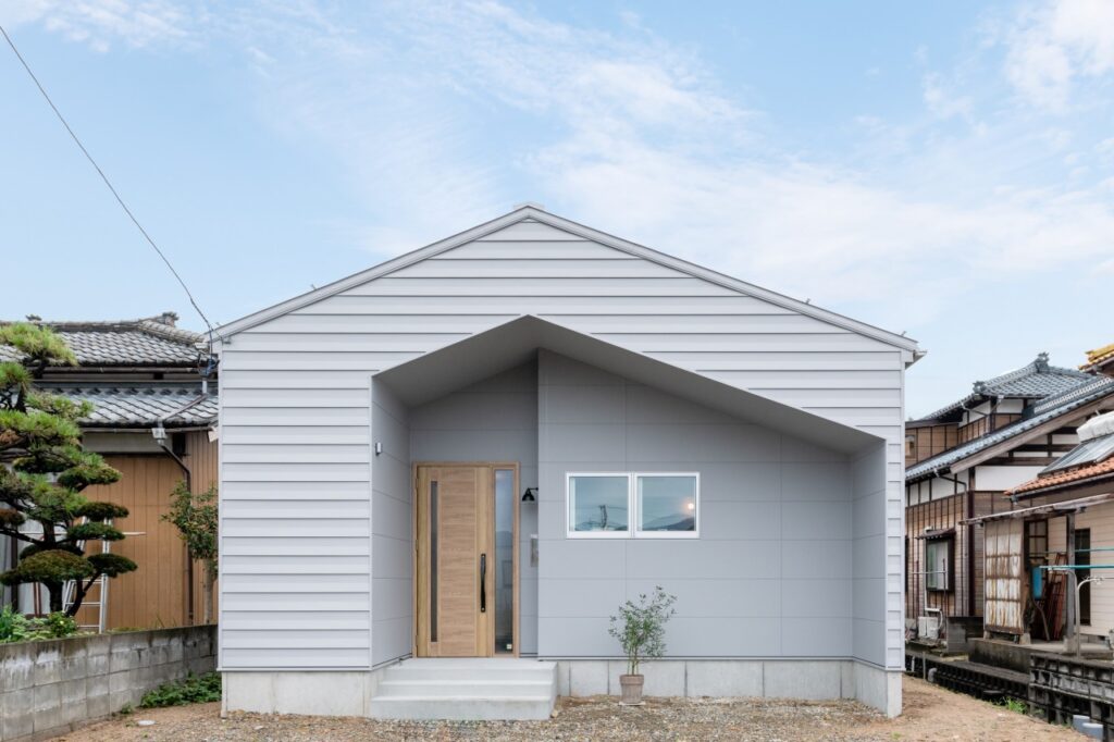 グレーでまとめた平屋の外観　