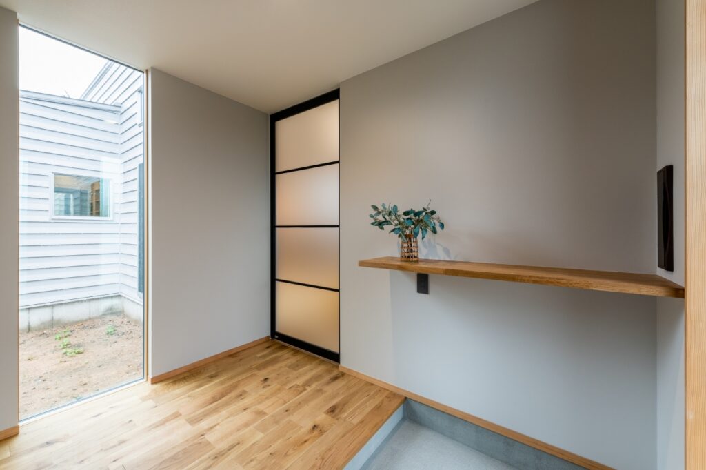 中庭の見える玄関ホール