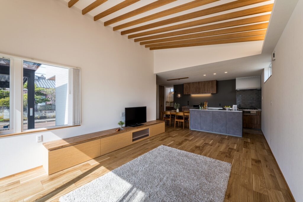 リビング上部は木のルーバーで仕上げた勾配天井