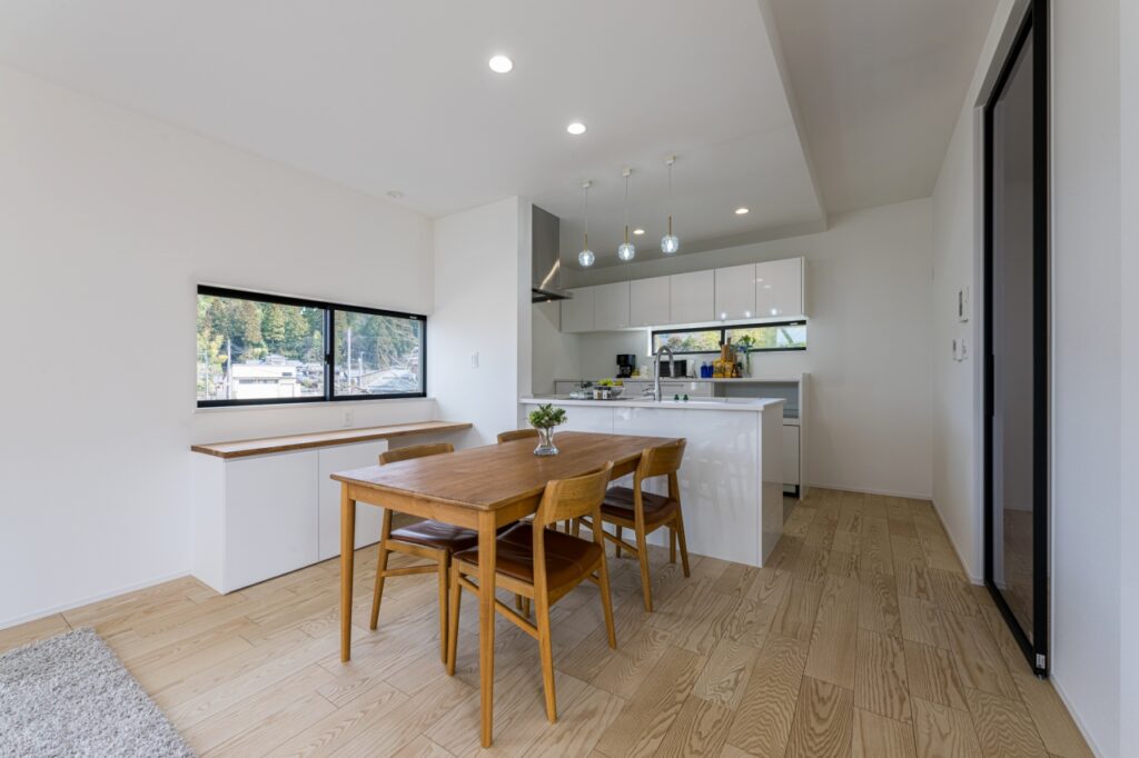 食事や勉強をしながらも外を感じ、季節を楽しむことができるダイニング