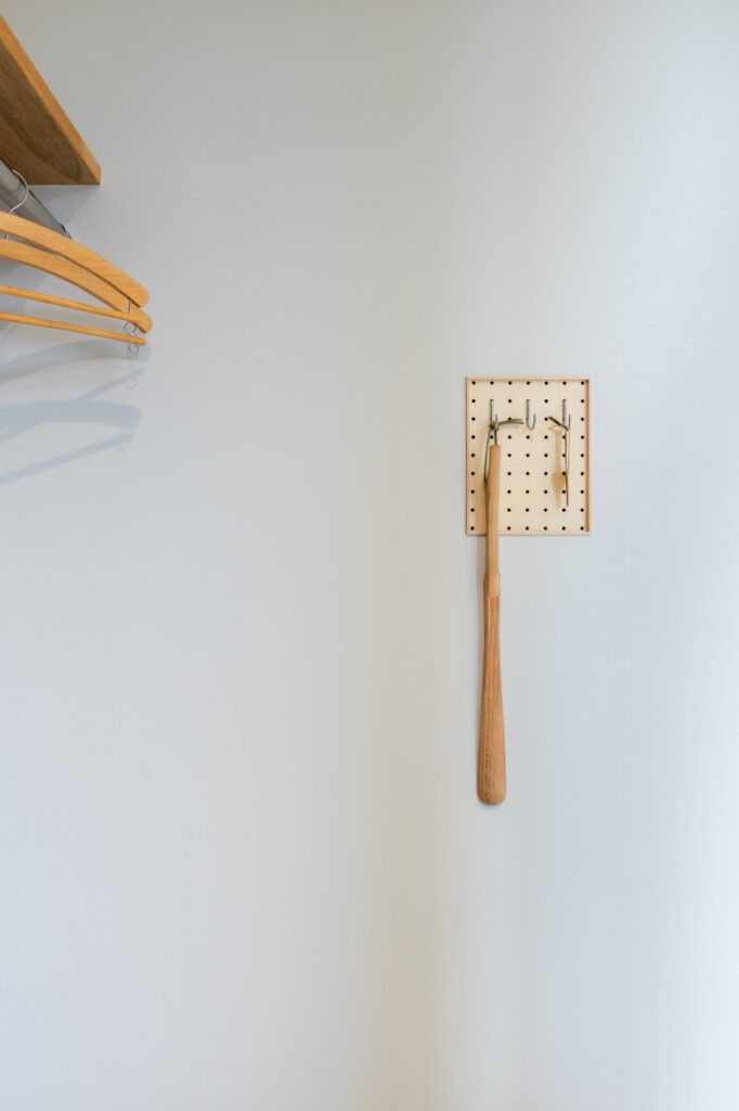 シューズクロークの靴ベラ収納と鍵置き場