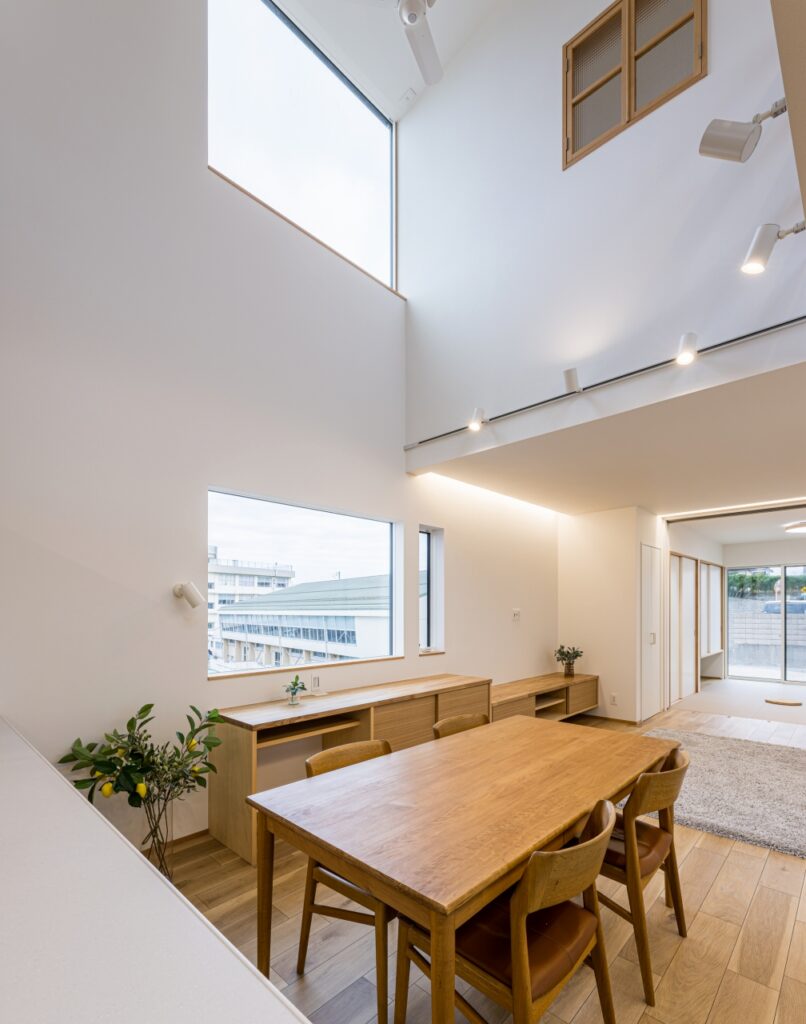 大きな吹抜け空間からダイニングへ光を落とし込む