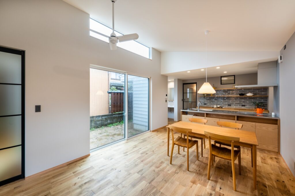 勾配天井のLDKと中庭