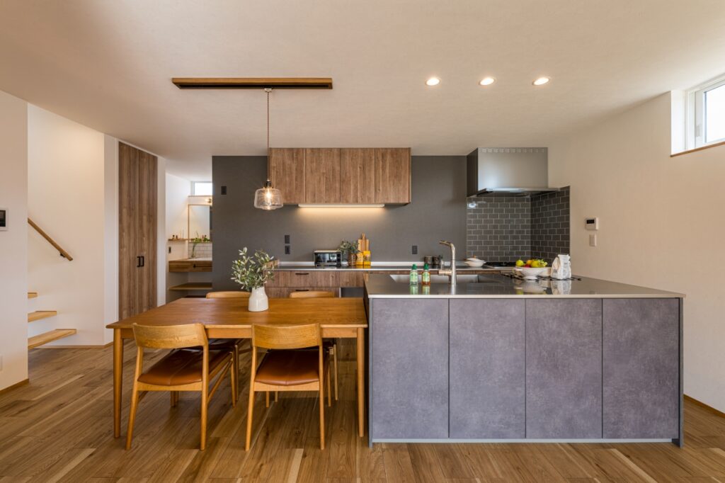 グレーを基調としたセパレート型のキッチン