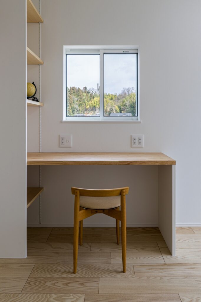 田上町の自然をくり抜いた窓から見る景色はまるで絵画のような書斎コーナー