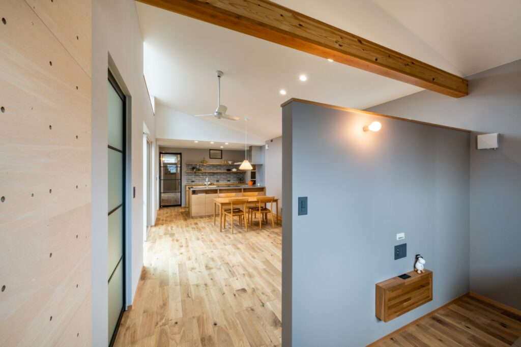 プレールームからリビングを見る