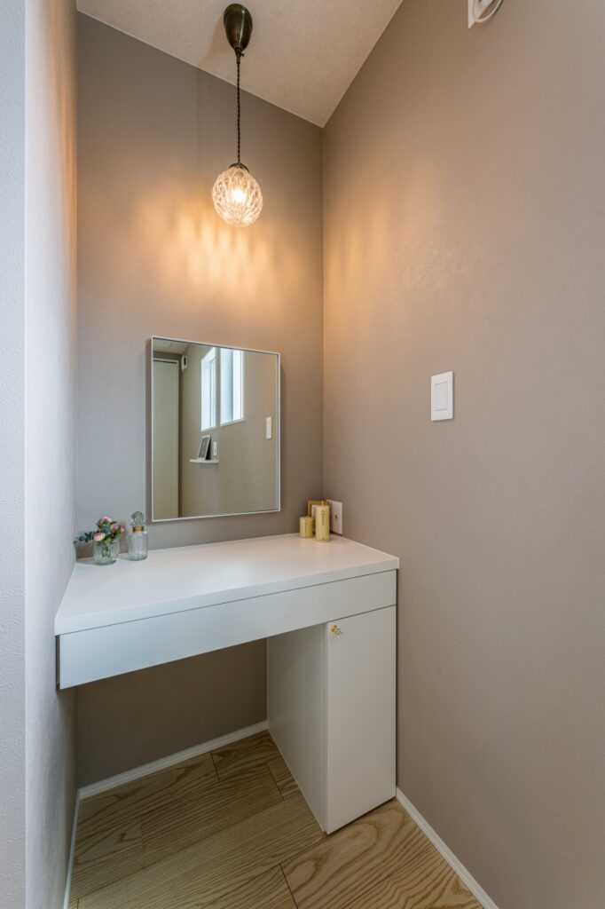 寝室にぴったり収まるよう設計された家具屋さんの造作ドレッサー