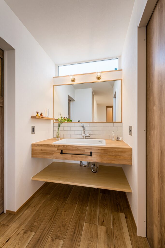 木と白のタイルが映える造作洗面台
