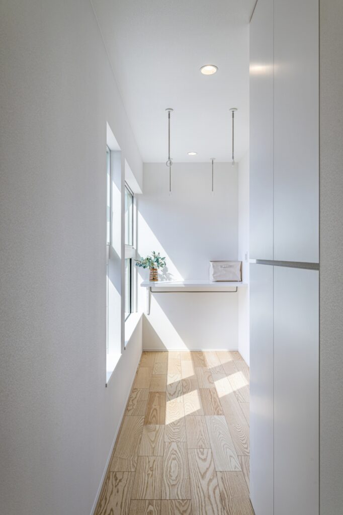 2F南向きで燦々と日が入る物干しスペース