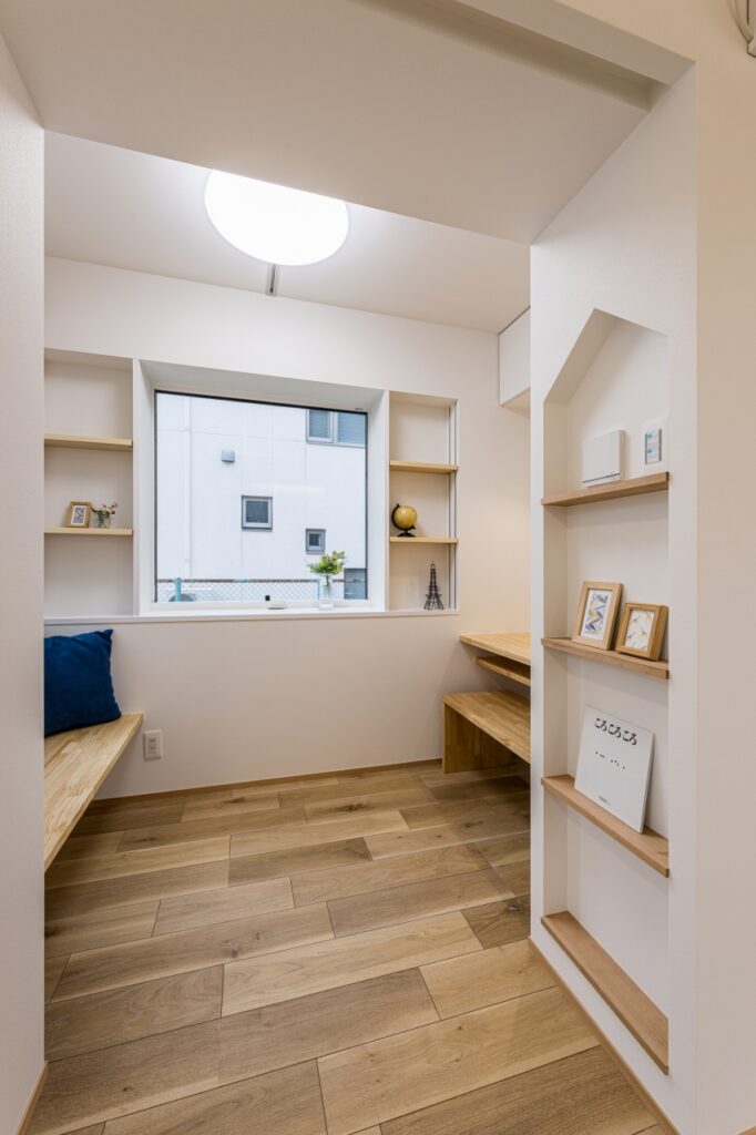 机やベンチを作り込んだ、こもれるヌック