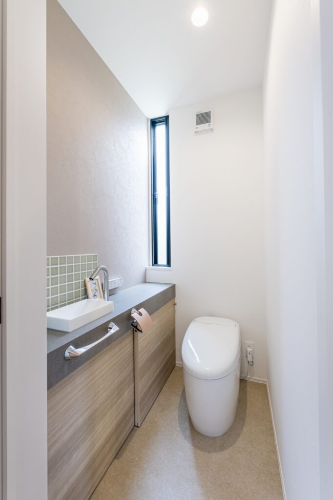 カウンター収納と手洗いを設け、広々と