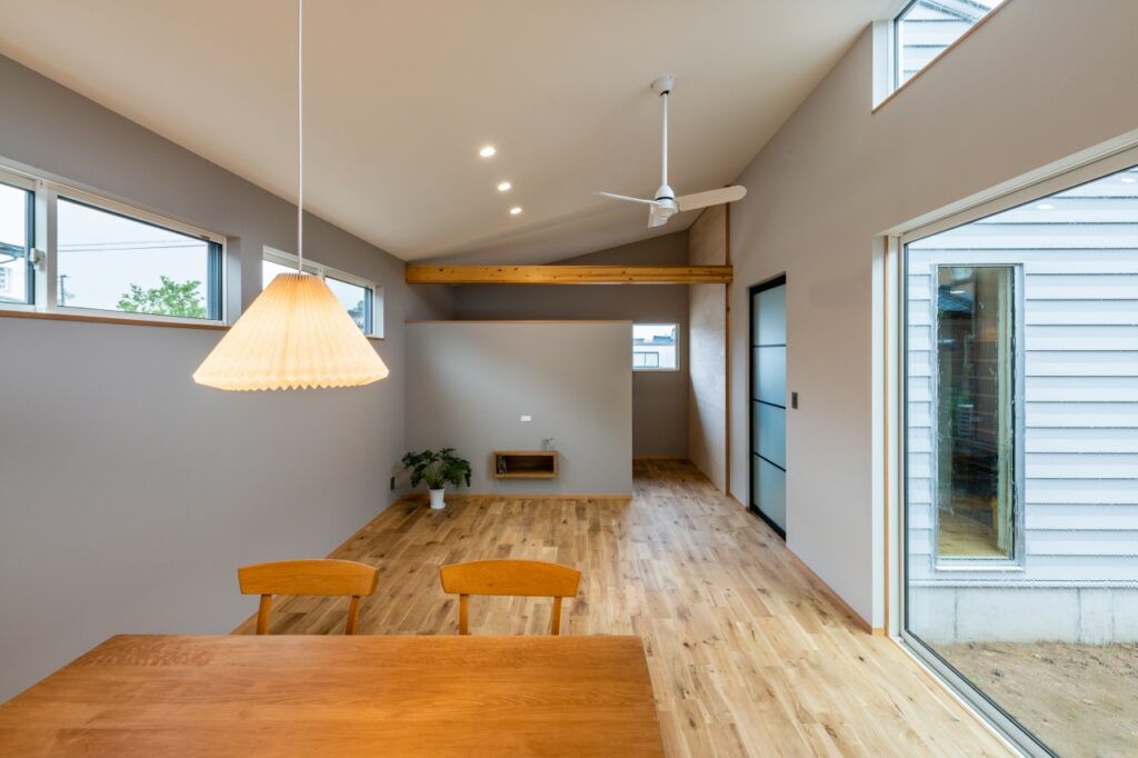 キッチンからリビングを見る