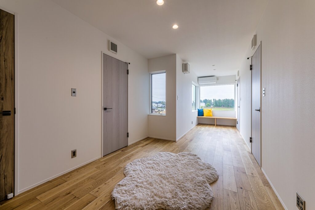 各個室への中心にセカンドリビングを設けた。奥の造作ベンチは第3の花火鑑賞エリア