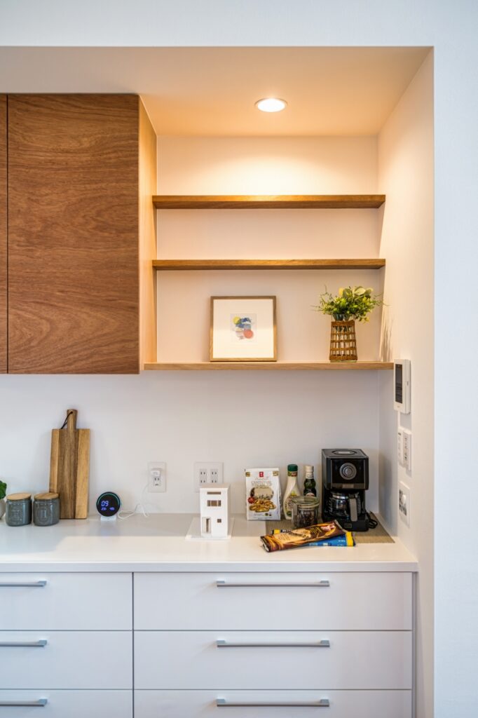 LDK入口の正面に位置する飾り棚。季節物や絵画などを飾る