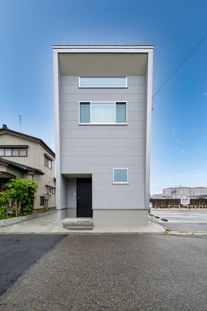 グレーとシルバーで合わせた外観。袖壁が建物に立体感を生み出す