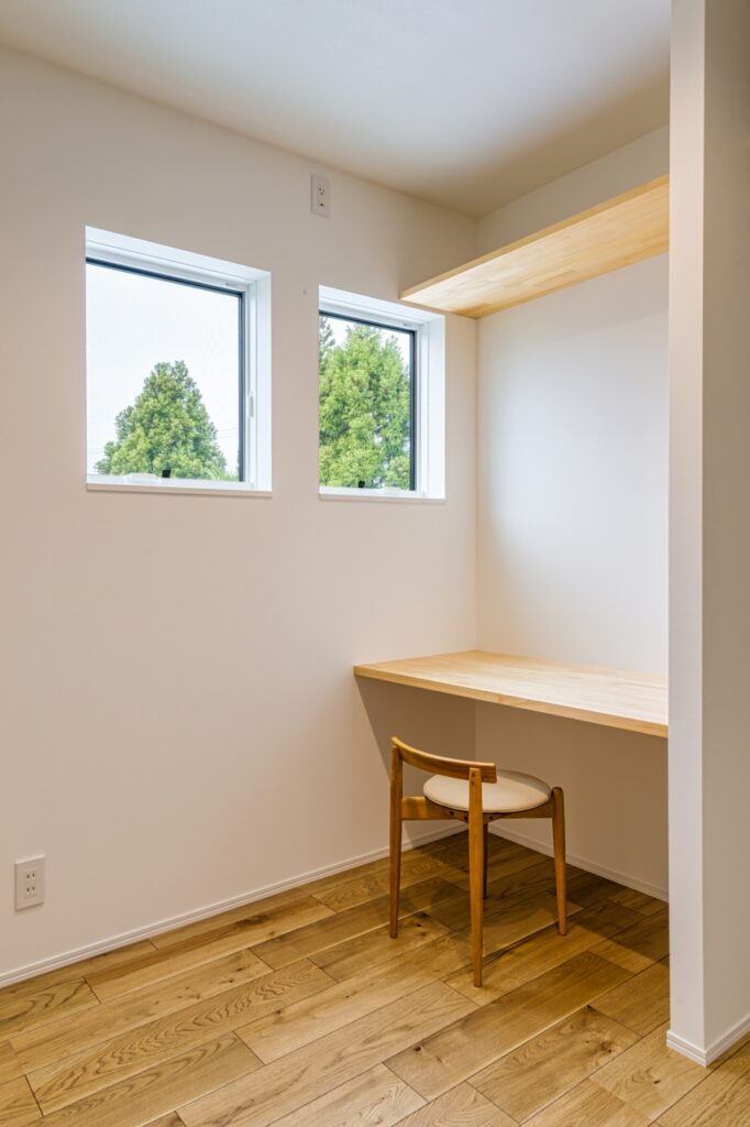 作り付けのスタディカウンターと隣には収納をご提案