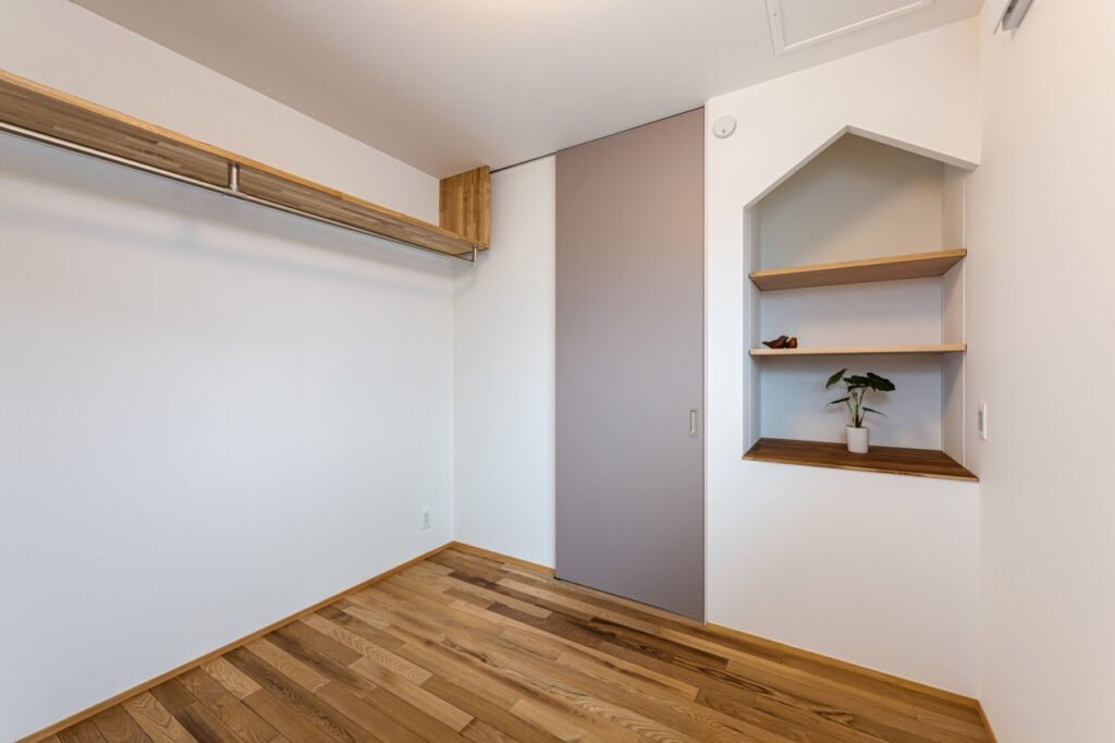 家型の飾り棚が可愛い子ども部屋