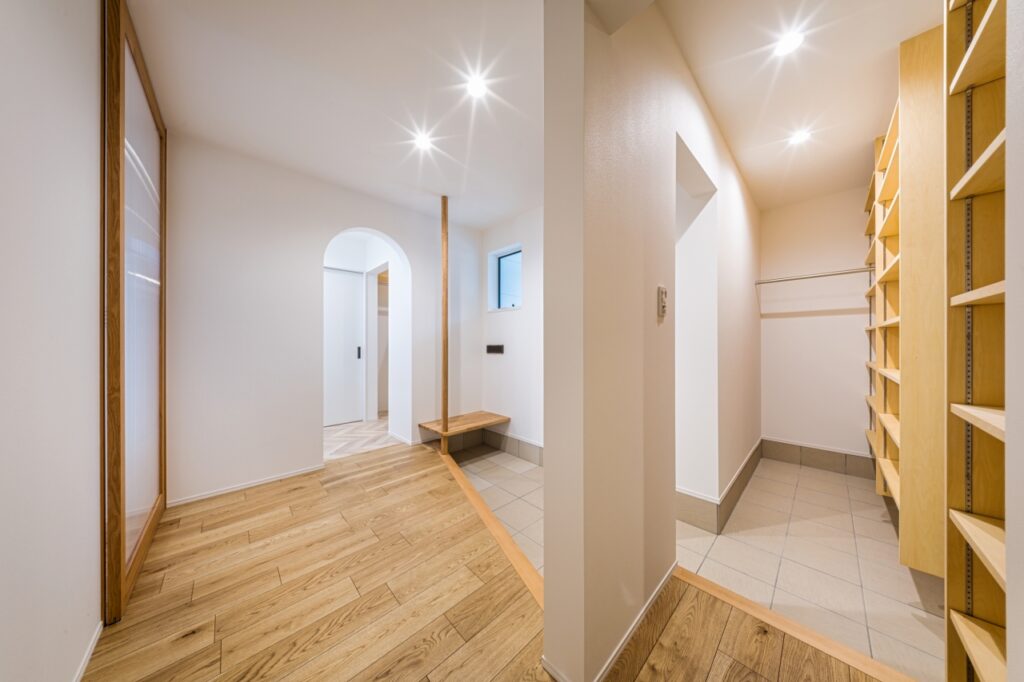 大家族用のシューズクロークと玄関ホール