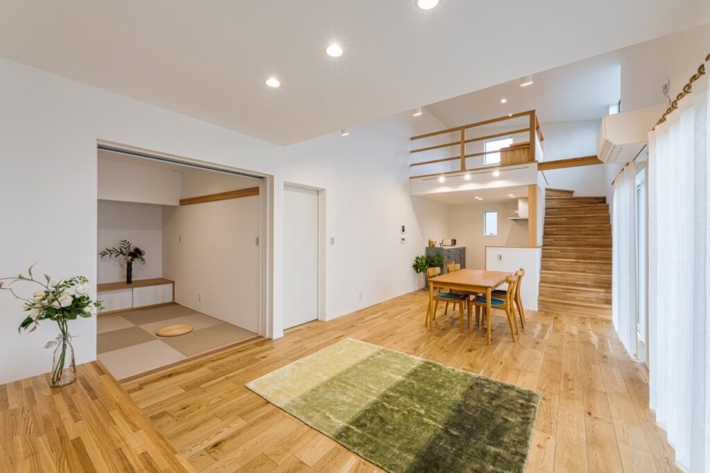 キッチン上のロフトやリビングとつながる和室など居場所がたくさんのLDK