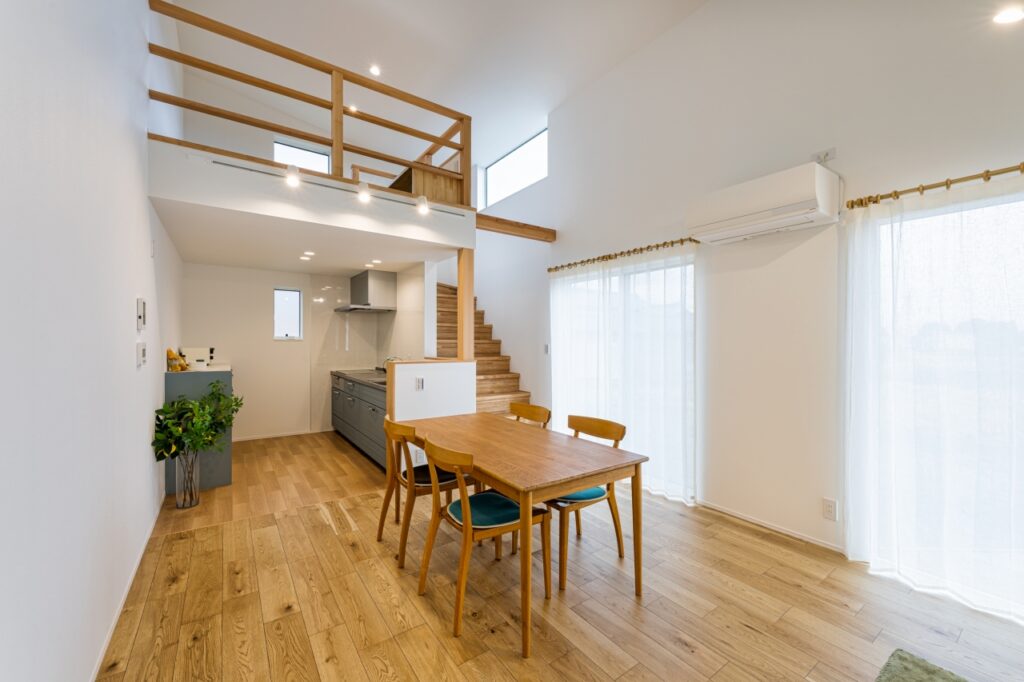 南へ向けた掃き出しサッシからは田園風景を眺めることができ、夏には花火鑑賞も