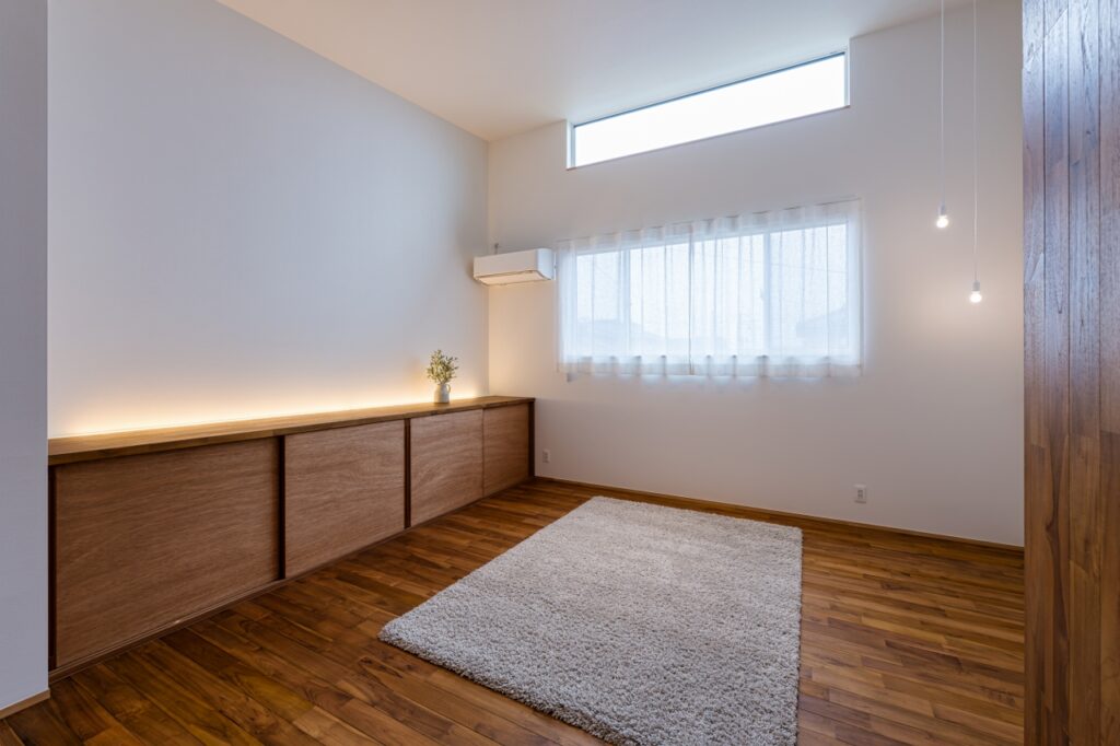 勾配天井で最大3.7ｍと開放感のあるリビング。上下に並んだサッシからはたくさんの光が差し込む